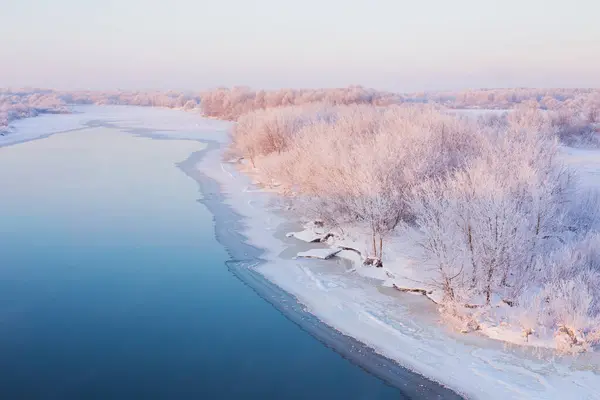 Piękny Zimowy Krajobraz Rzeką — Zdjęcie stockowe