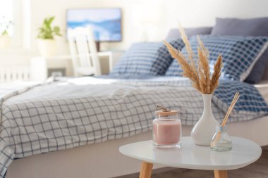 Gün ışığında yatak odasındaki vazoda kurutulmuş bitkiler var.