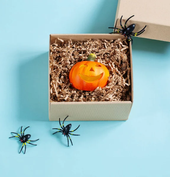 Halloween Kürbis Geschenkbox Mit Dekor Auf Blauem Hintergrund — Stockfoto