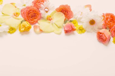 Beyaz arkaplanda güzel sarı ve turuncu çiçek deseni