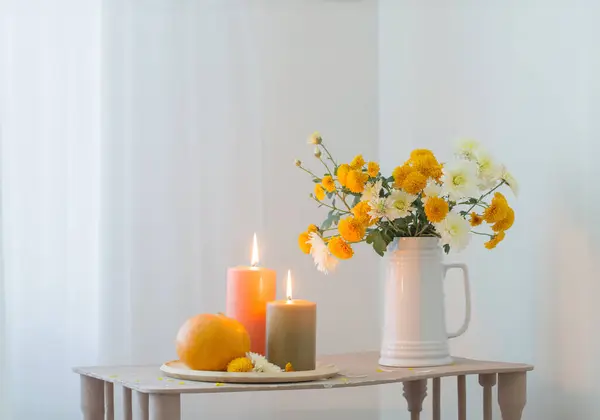 Herbstblumen Mit Brennenden Kerzen Und Kürbissen Holzregal — Stockfoto