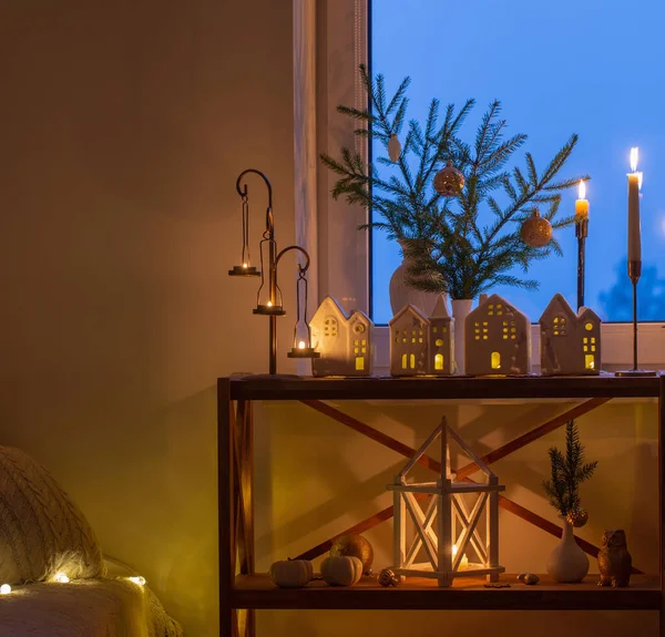 漂亮的白色房间 圣诞装饰着燃烧的蜡烛 — 图库照片