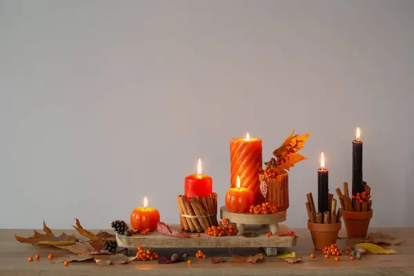 Осенний Декор Горящими Свечами Деревянной Полке — стоковое фото