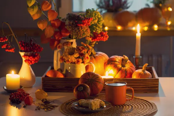 Orange Tasse Tee Und Herbstdekor Mit Kürbissen Blumen Und Brennenden — Stockfoto