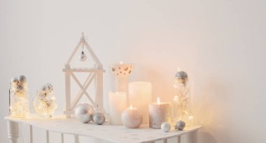 Arka plan beyaz duvar mumlar ile Noel dekorasyon