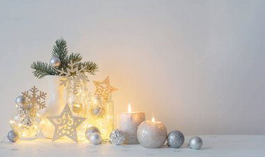 Arka plan beyaz duvar mumlar ile Noel dekorasyon