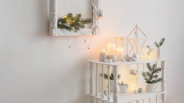 圣诞节装饰用蜡烛在背景白色墙壁 — 图库照片