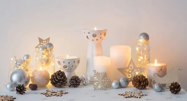 Décoration Noël Avec Des Bougies Sur Fond Blanc Mur — Photo