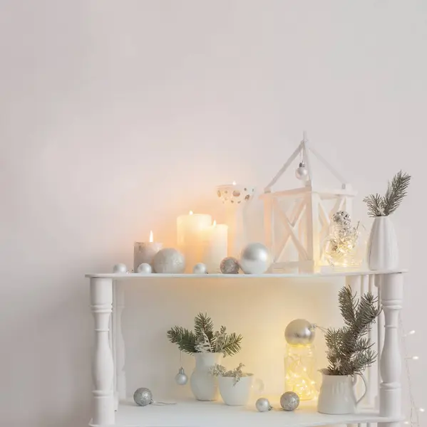 Рождественские Украшения Свечами Фоне Белой Стены — стоковое фото