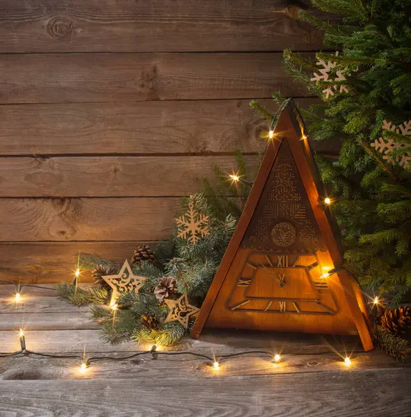 木制背景下的复古钟和圣诞树 — 图库照片