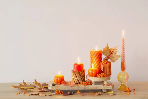 Herfstdecor Met Brandende Kaarsen Houten Plank — Stockfoto