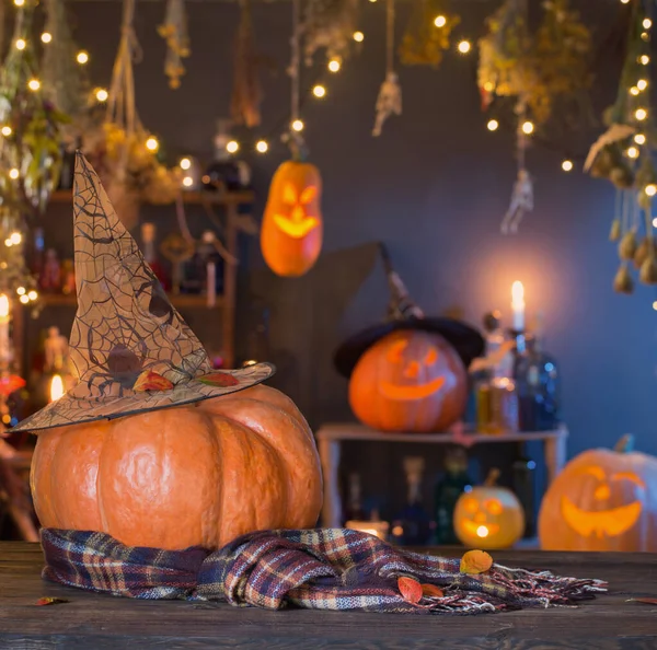 Halloween Pompoenen Oude Houten Tafel Achtergrond Halloween Decoraties — Stockfoto