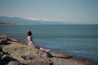 Arka plandaki beyaz kız deniz manzarası