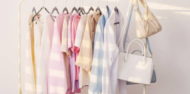 Beyaz odada kadın gardırobu