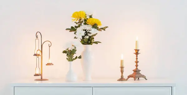 Χρυσάνθεμα Λουλούδια Βάζα Και Αναμμένα Κεριά Λευκό Εσωτερικό — Φωτογραφία Αρχείου