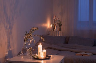 Yatak odasının içi çiçekler ve yanan mumlarla dolu.