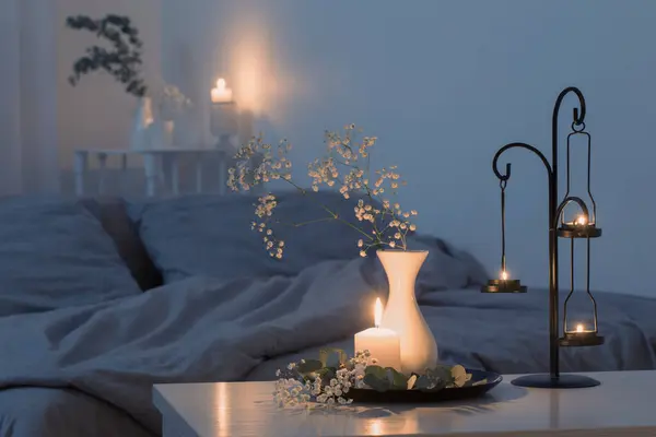 Antiker Kerzenständer Mit Brennenden Kerzen Schlafzimmer — Stockfoto