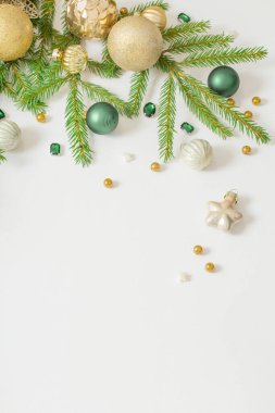 Beyaz arkaplanda altın ve yeşil noel süslemeleri