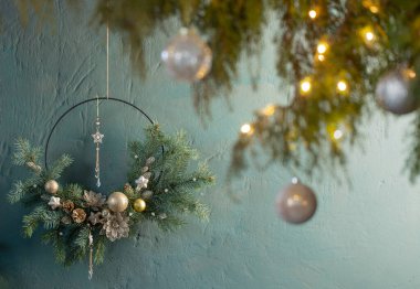 Arka planda altın toplarla süslenmiş Noel dekoru.