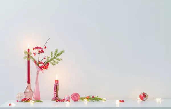 Decoración Navidad Rosa Con Velas Encendidas Interior Blanco — Foto de Stock