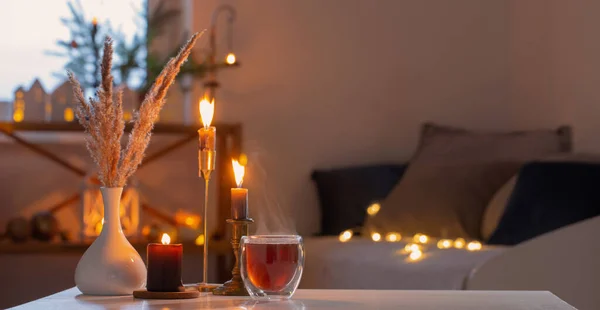 Heißer Tee Thermoglas Mit Weihnachtsdekor Und Brennenden Kerzen Hause — Stockfoto