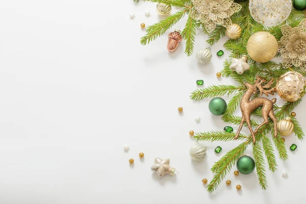 白色背景的金色和绿色圣诞装饰 — 图库照片