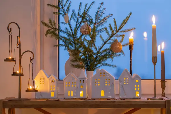 Kaunis Valkoinen Huone Joulun Sisustus Polttava Kynttilöitä — kuvapankkivalokuva