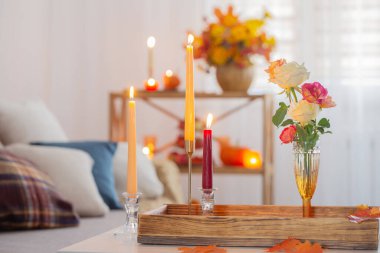 güzel sonbahar dekoru ev beyaz iç dekorasyonu