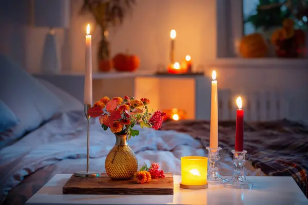 秋天的菊花插在花瓶里 卧室里点着蜡烛 — 图库照片