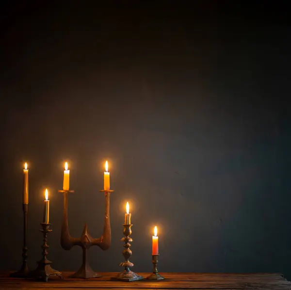 Αναμμένα Κεριά Vintage Κηροπήγια Σκούρο Φόντο — Φωτογραφία Αρχείου