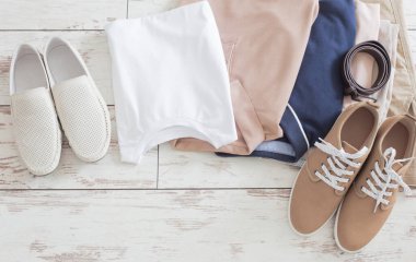 Erkekler yaz kıyafetleri ve ayakkabılar eski ahşap zeminde