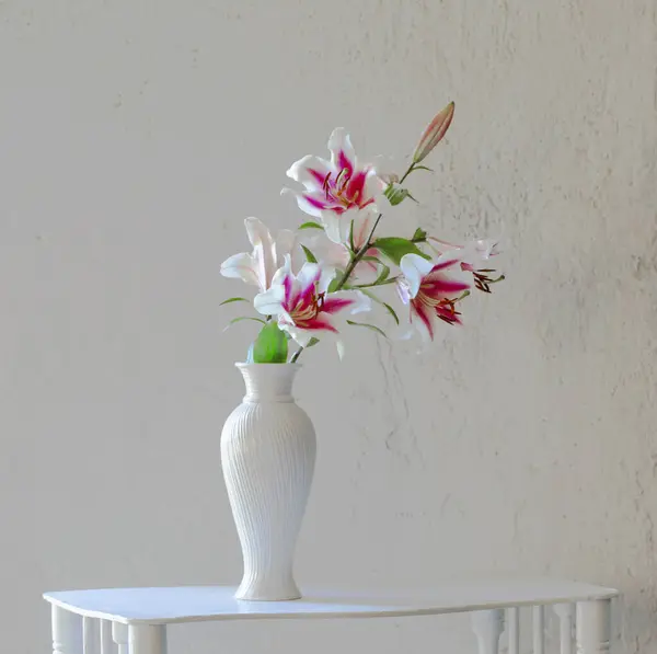 Lindos Lírios Vaso Cerâmica Fundo Parede Branca — Fotografia de Stock