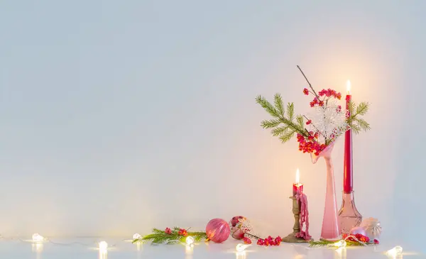 粉红圣诞装饰与燃烧的蜡烛在白色的内部 — 图库照片