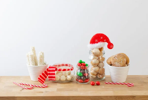 Χριστουγεννιάτικα Γλυκά Και Μπισκότα Βάζα Ξύλινο Ράφι Λευκό Φόντο — Φωτογραφία Αρχείου