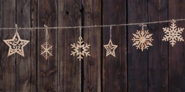 koyu arka plan üzerinde ahşap Noel docorations