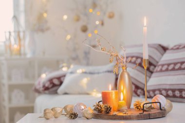 İçinde beyaz mumlar olan Noel evi dekorasyonları.
