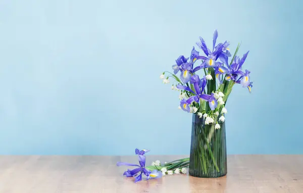 Flores Primavera Jarrón Vidrio Sobre Fondo Azul — Foto de Stock