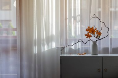 arkaplan penceresinde sonbahar kompozisyonu