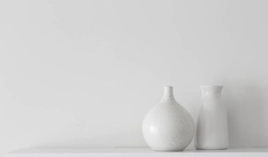 beyaz seramik vazolar ahşap rafta beyaz duvarda