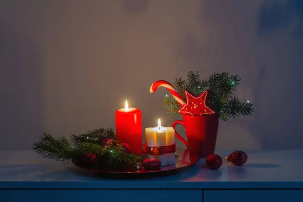Decoração Natal Vermelho Com Velas Acesas Noite — Fotografia de Stock