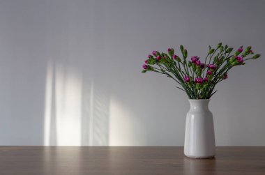 Arka planda mor karanfil demeti