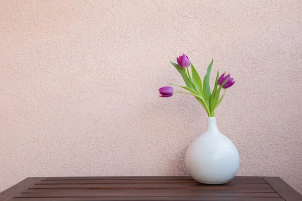 Bouquet Tulipes Violettes Sur Fond Mural — Photo