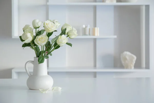 Rosas Blancas Jarra Blanca Interior Blanco — Foto de Stock
