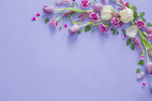 Cadre Belles Fleurs Sur Fond Violet — Photo