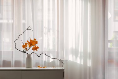 arkaplan penceresinde sonbahar kompozisyonu