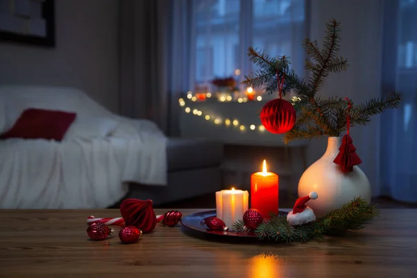 圣诞节在家里用红白相间的颜色装饰 — 图库照片