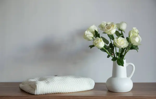 Modern Şifoniyerdeki Sürahide Örülmüş Giysiler Beyaz Güller — Stok fotoğraf