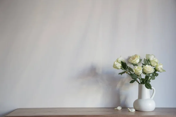 Rosas Brancas Jarro Branco Parede Cinza Fundo — Fotografia de Stock