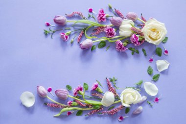 Mor arkaplanda güzel çiçeklerin çerçevesi