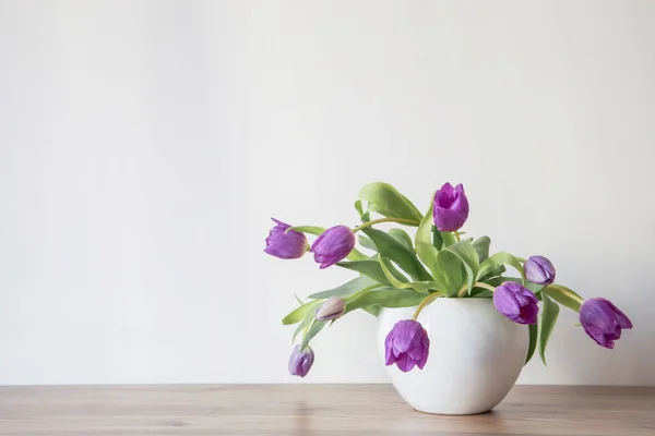 Фіолетові Тюльпани Білій Керамічній Вазі Дерев Яній Полиці — стокове фото
